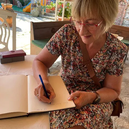 Bujtina Syni Zi 